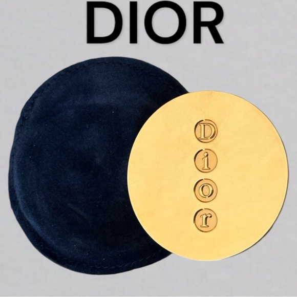 Dior Gold Tone Metal Compact Mirror With Magnetic Closure
Valore Case - Picture 8 of 8